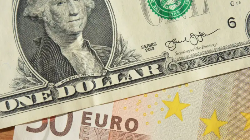 Курси долара та євро знизилися на міжбанківському ринку