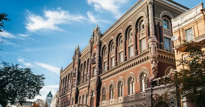 НБУ витрачає резерви, гривня втрачає позиції